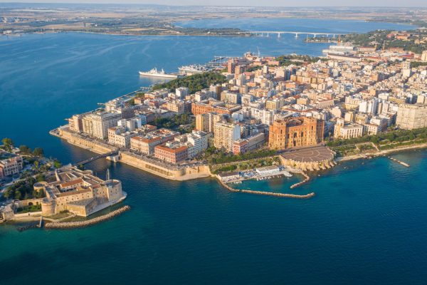 Objevte skrytou krásu Taranta, města, které dýchá historií a mořem